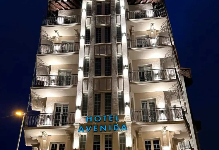 Iluminación del Hotel Avenida en Pamplona