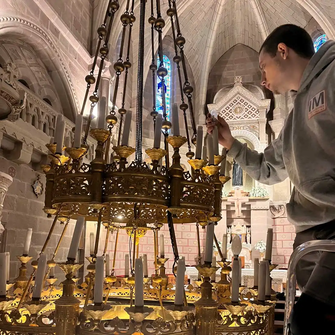 Limpieza, reparación y cambio de iluminación de lámpara en la basílica del castillo de Javier. Nueva iluminación de San Francisco Javier.